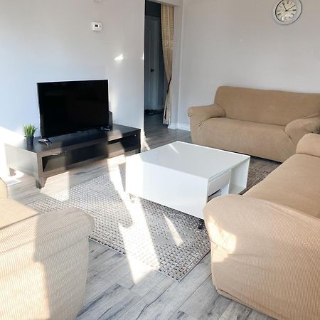 Spacious Mbr Near Kennedy Subway & Go Τορόντο Εξωτερικό φωτογραφία