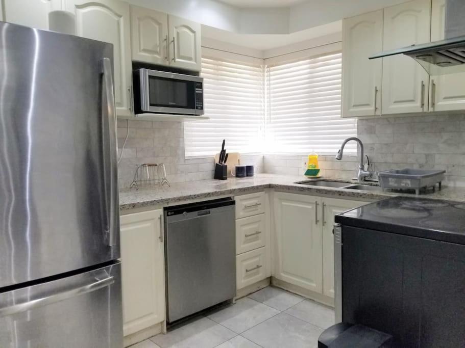 Spacious Mbr Near Kennedy Subway & Go Τορόντο Εξωτερικό φωτογραφία