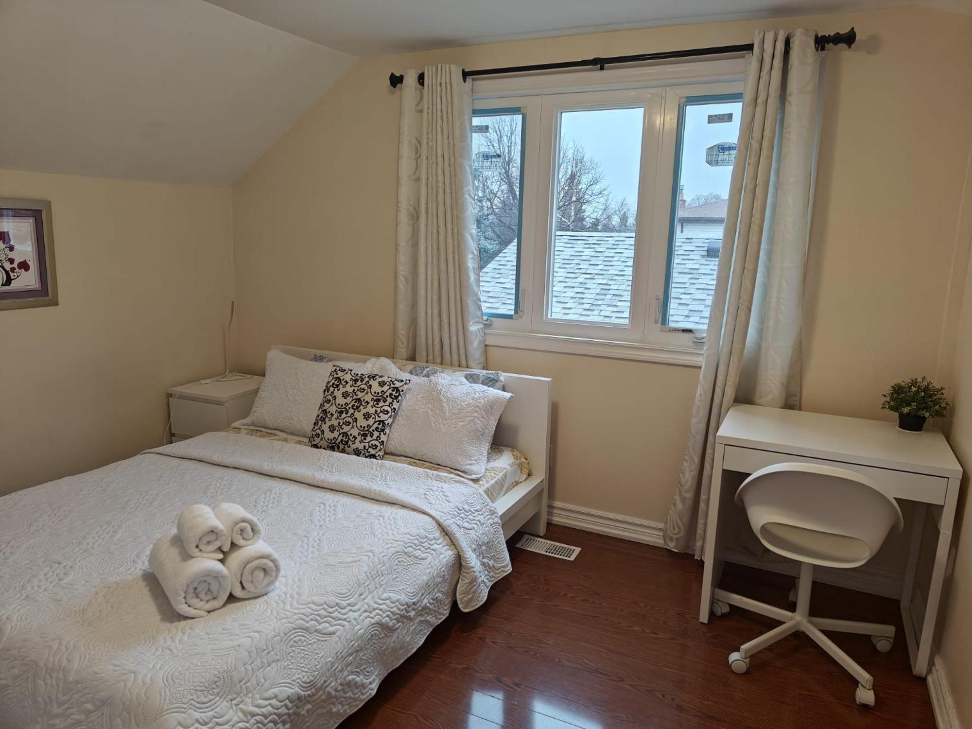 Spacious Mbr Near Kennedy Subway & Go Τορόντο Εξωτερικό φωτογραφία
