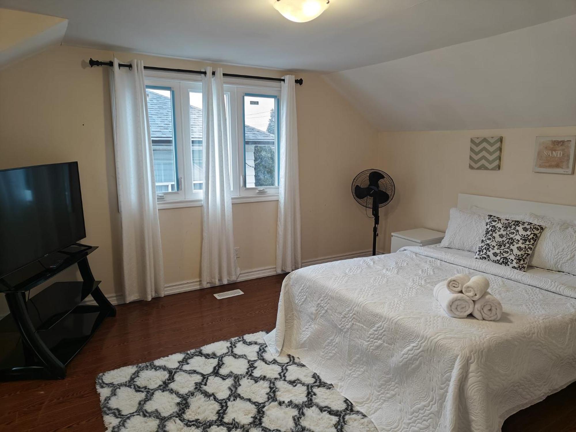 Spacious Mbr Near Kennedy Subway & Go Τορόντο Εξωτερικό φωτογραφία