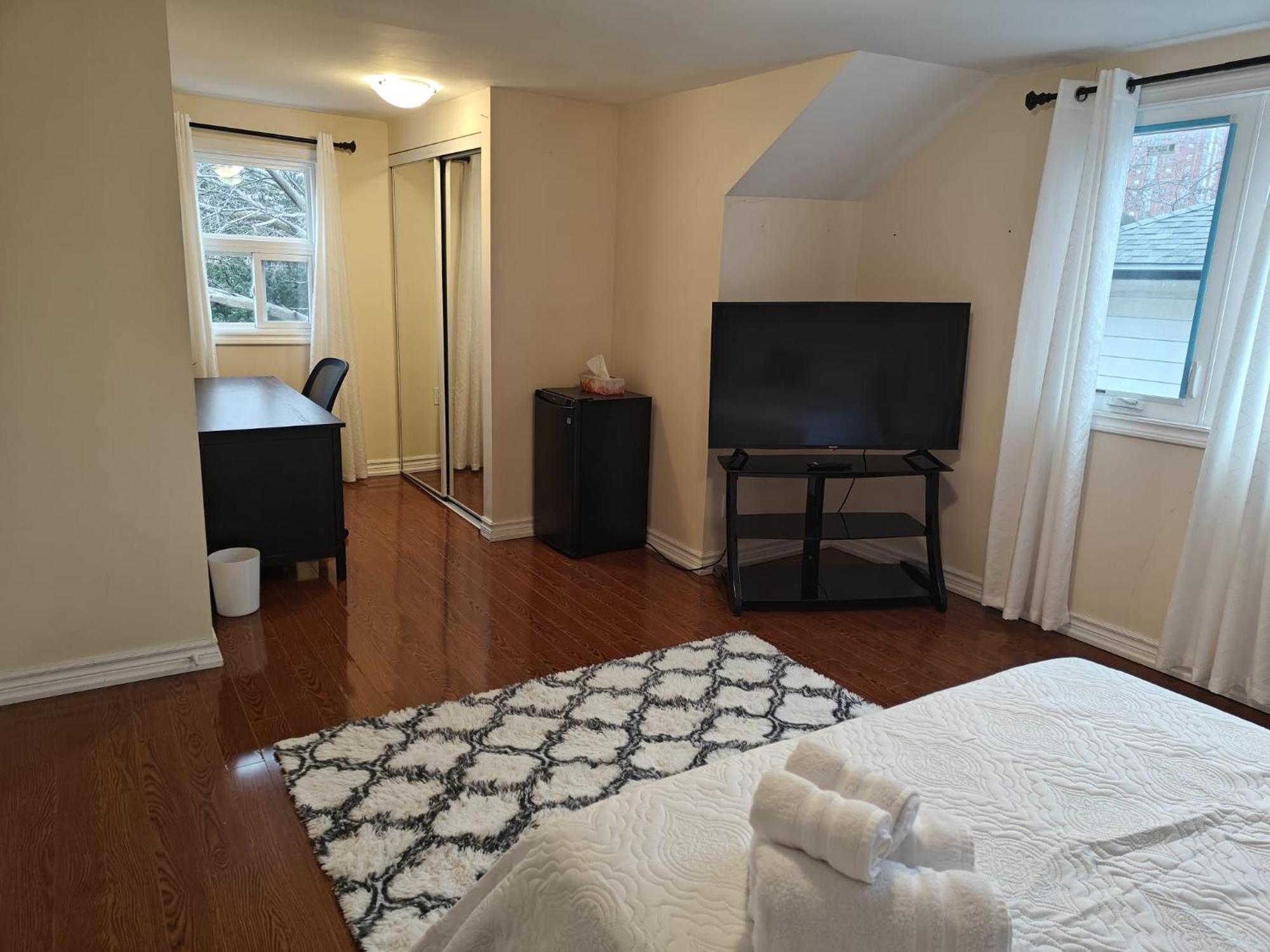 Spacious Mbr Near Kennedy Subway & Go Τορόντο Εξωτερικό φωτογραφία
