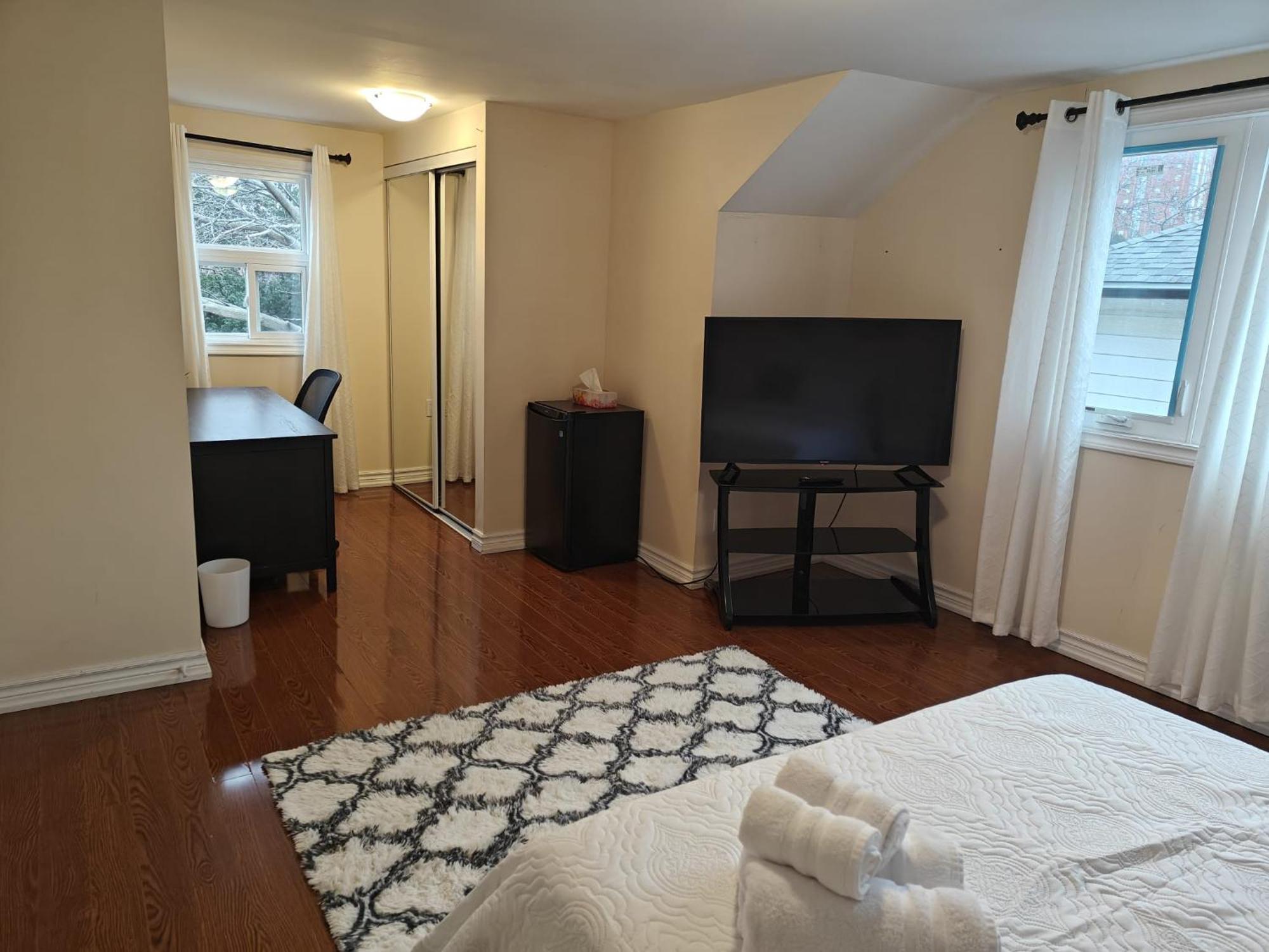Spacious Mbr Near Kennedy Subway & Go Τορόντο Εξωτερικό φωτογραφία