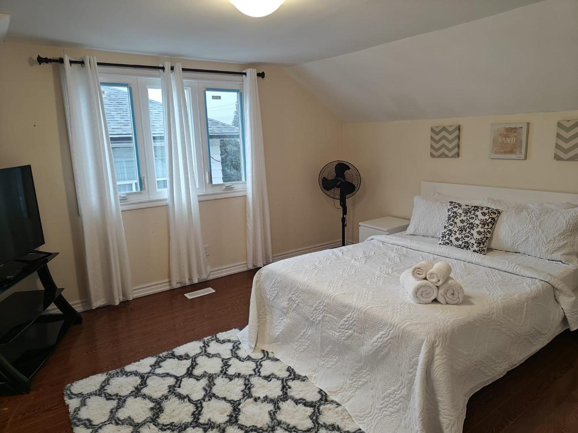 Spacious Mbr Near Kennedy Subway & Go Τορόντο Εξωτερικό φωτογραφία