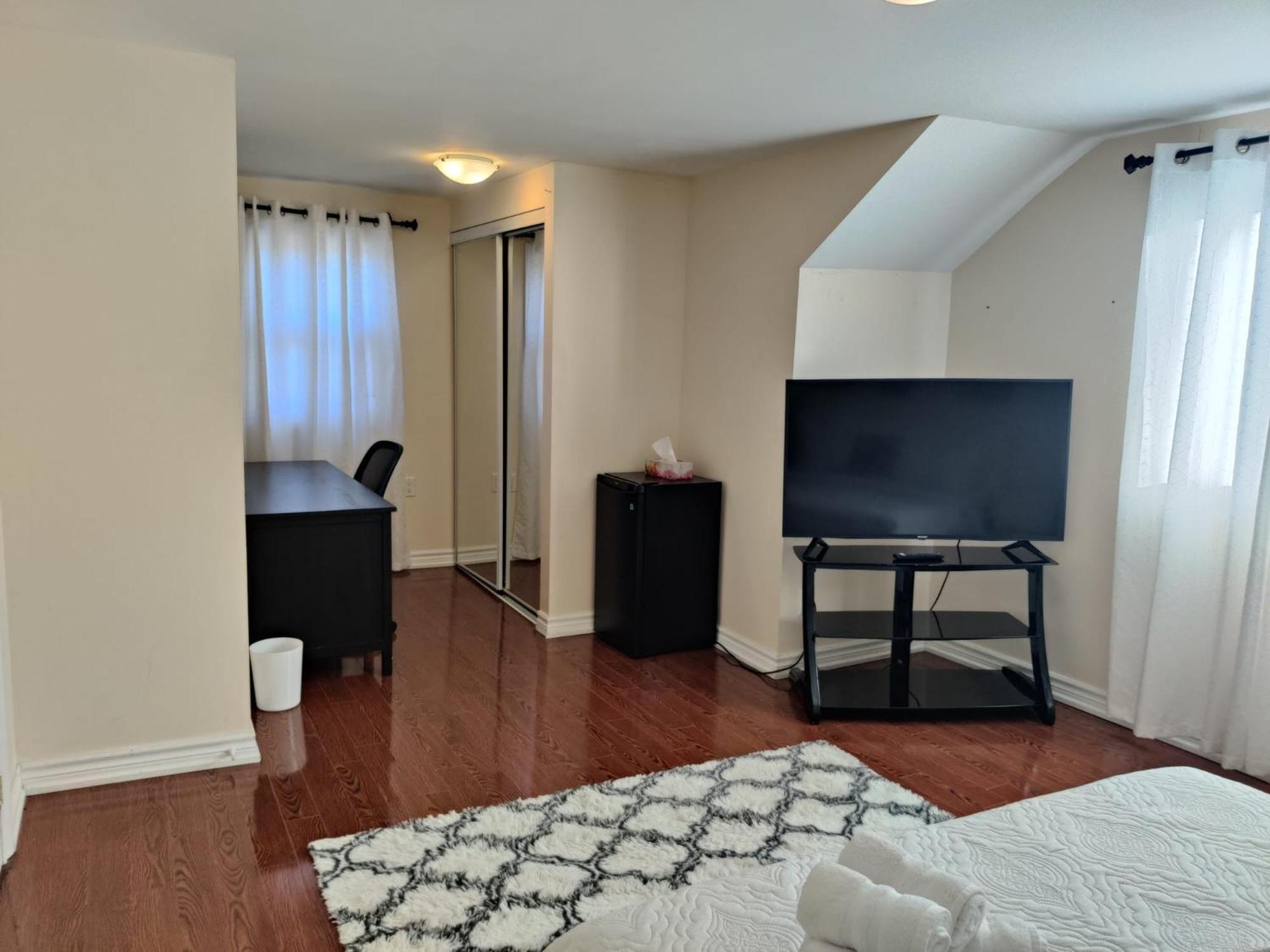 Spacious Mbr Near Kennedy Subway & Go Τορόντο Εξωτερικό φωτογραφία
